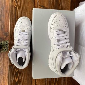 Air Force 1 Mid '06
Size 7y
Only worn once. 
Very good condition. 
$75